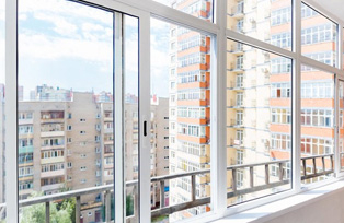 Остекление лоджии окнами Rehau Brillant со скидками